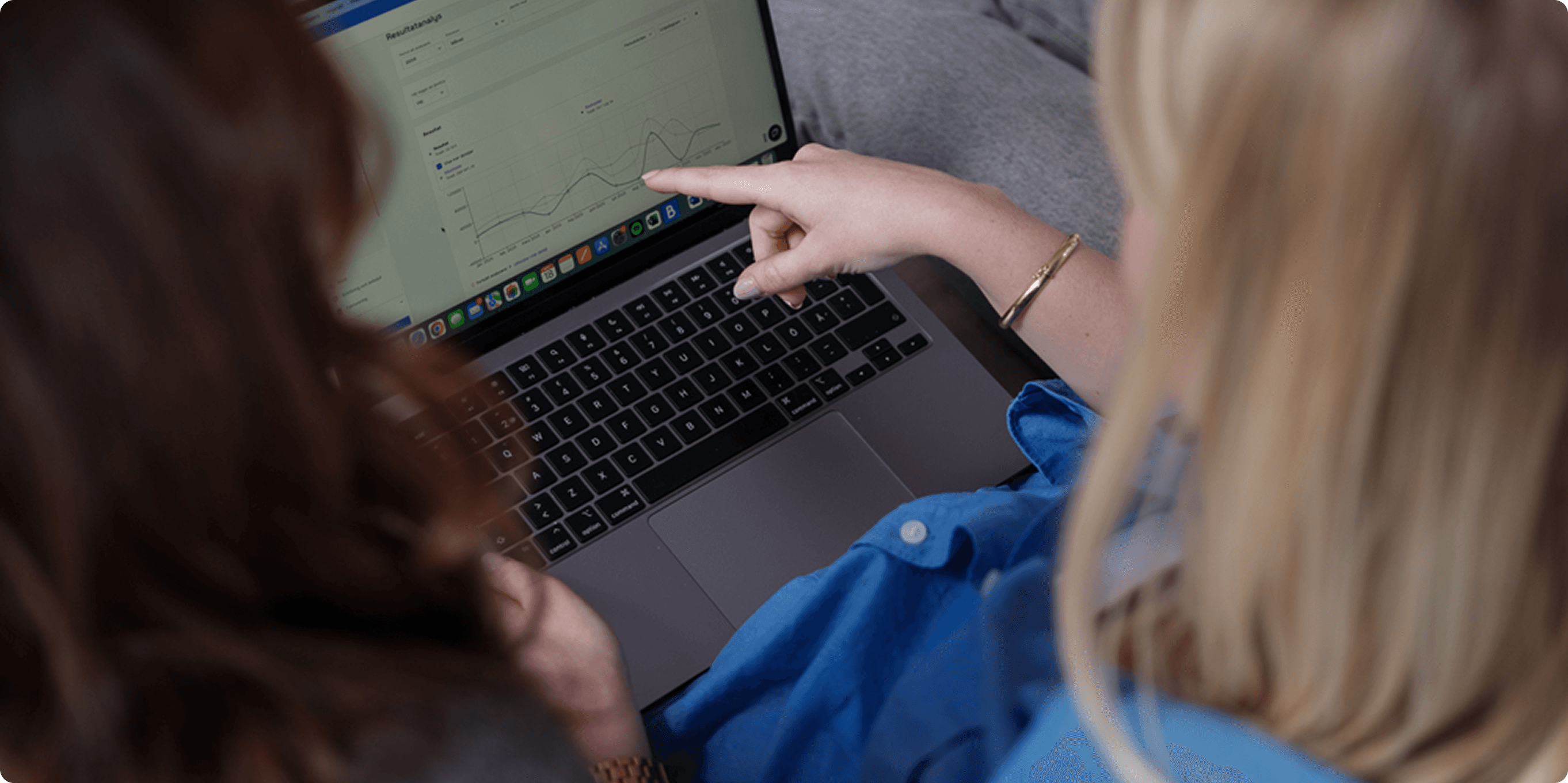 personer diskuterar något på laptop