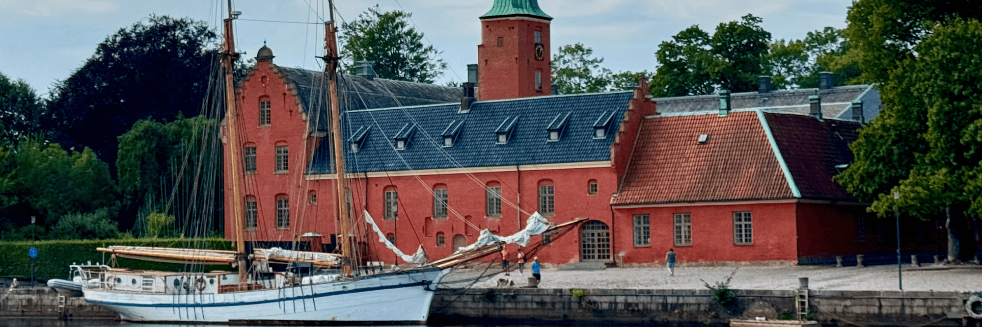 Båt förtöjd i Halmstad