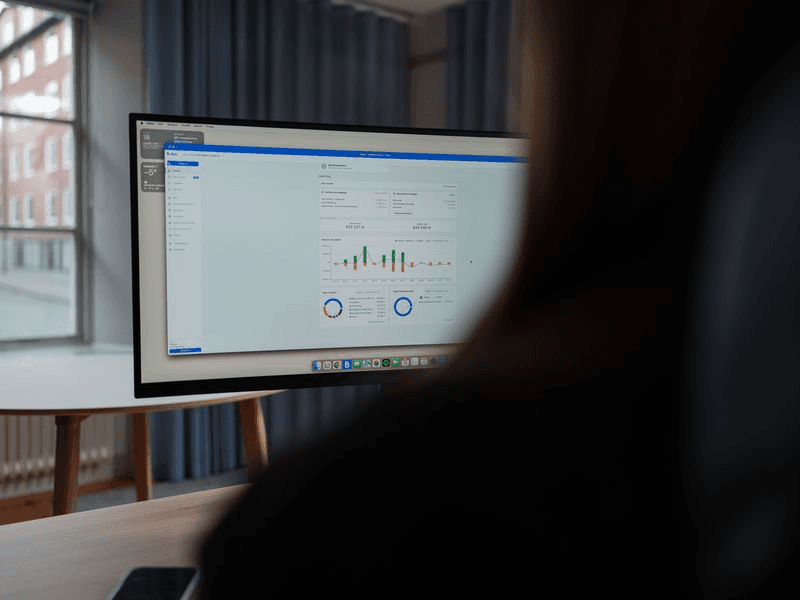Person som sitter med ett analysverktyg på datorn