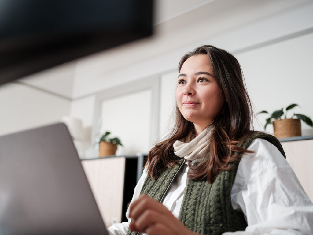 Tjej som sitter vid laptop