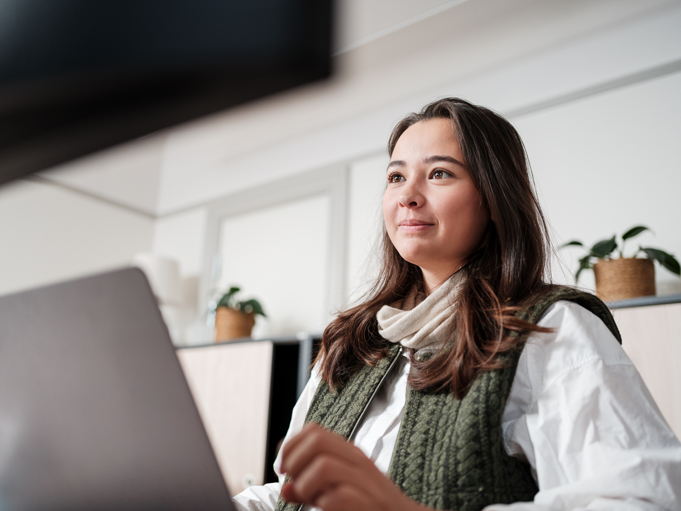 Tjej som sitter vid laptop