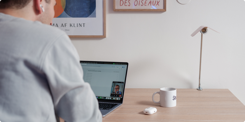 person som sitter med dator