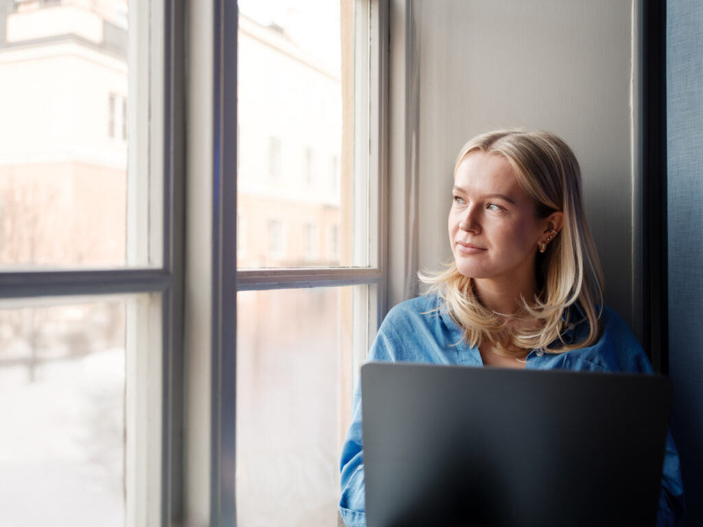 Tjej som arbetar med laptop i ett burspråk