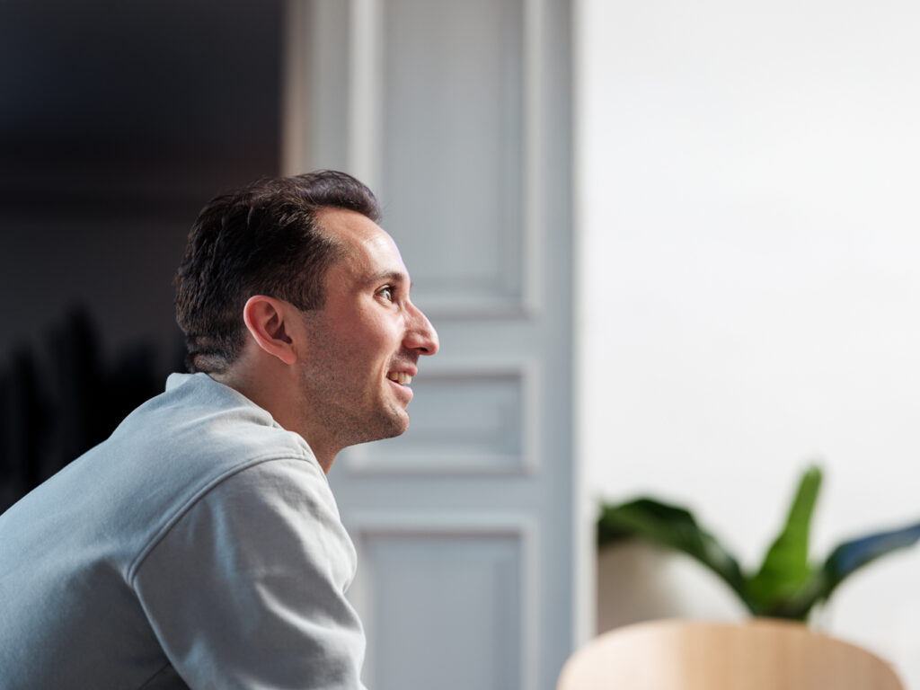 Person som ler i profil