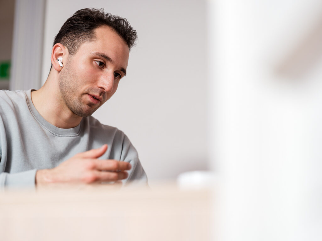 Kille som diskuterar med kund via länk