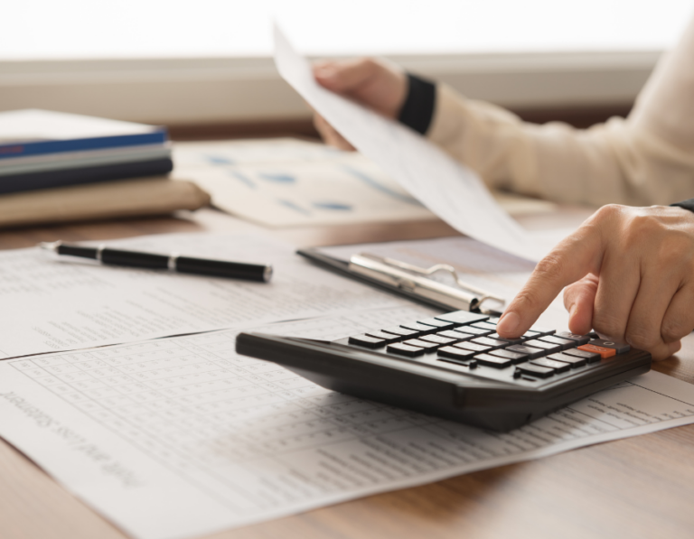 Person som sitter med K10-blankett